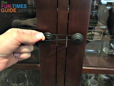 Use rubber bands for DIY child proof locks on your cabinets and drawer pulls.