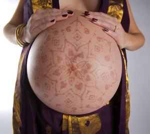 henna-pregnant-belly-by-aturkus.jpg