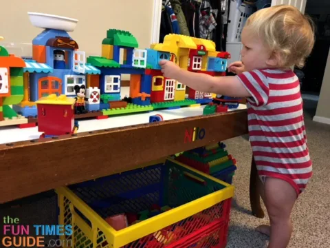 The Nilo activity table is perfect for building large items from blocks. 