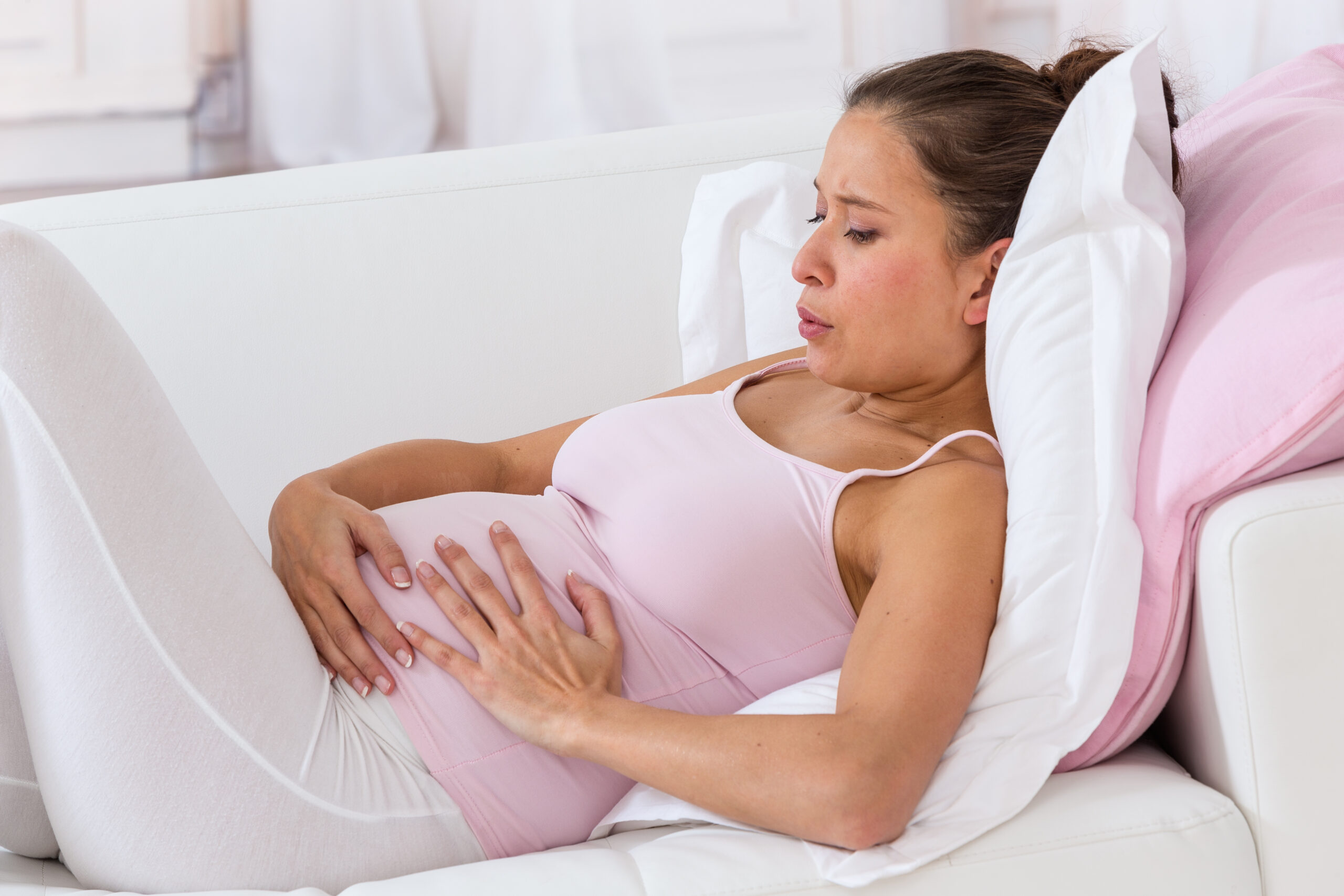 Схватка перед родами. Беременность схватки. Беременные женщины. У беременной колит в животе.